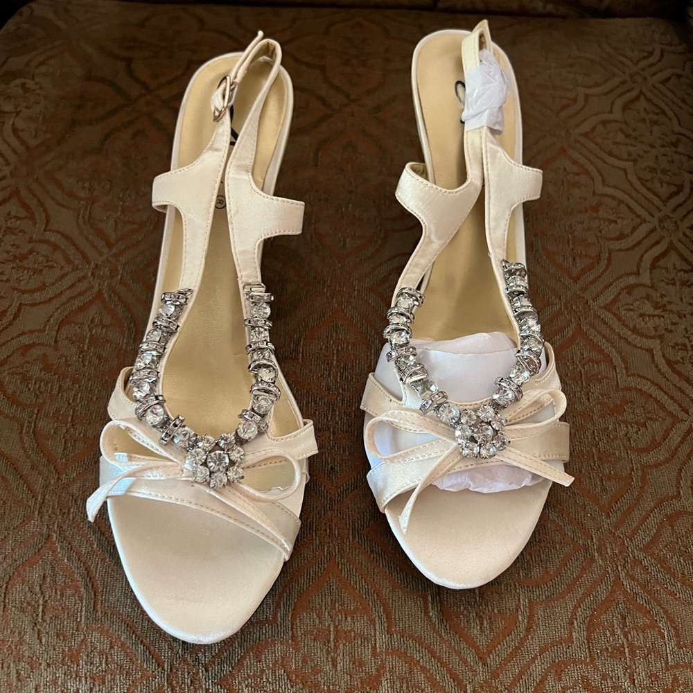 Annie size 10 Excite dress shoes in champagne.